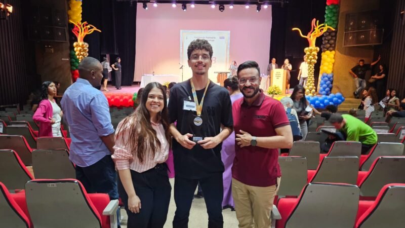 CEMEIT NO PÓDIO DO CONCURSO DE REDAÇÃO REALIZADO PELA REGIONAL DE ENSINO (CRE) DE TAGUATINGA.